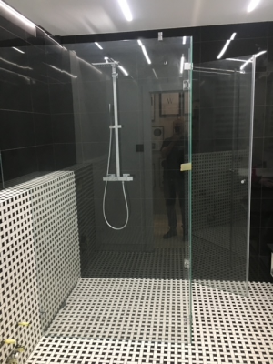 Kabina prysznicowa z okuciami chromowanymi